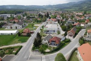 Pogled z zvonika cerkve sv. Jurija v Hočah proti Pohorju